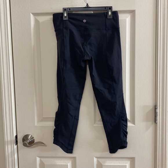 Lululemon Size 6 Capris. Excellent Condition - Picture 2 of 5